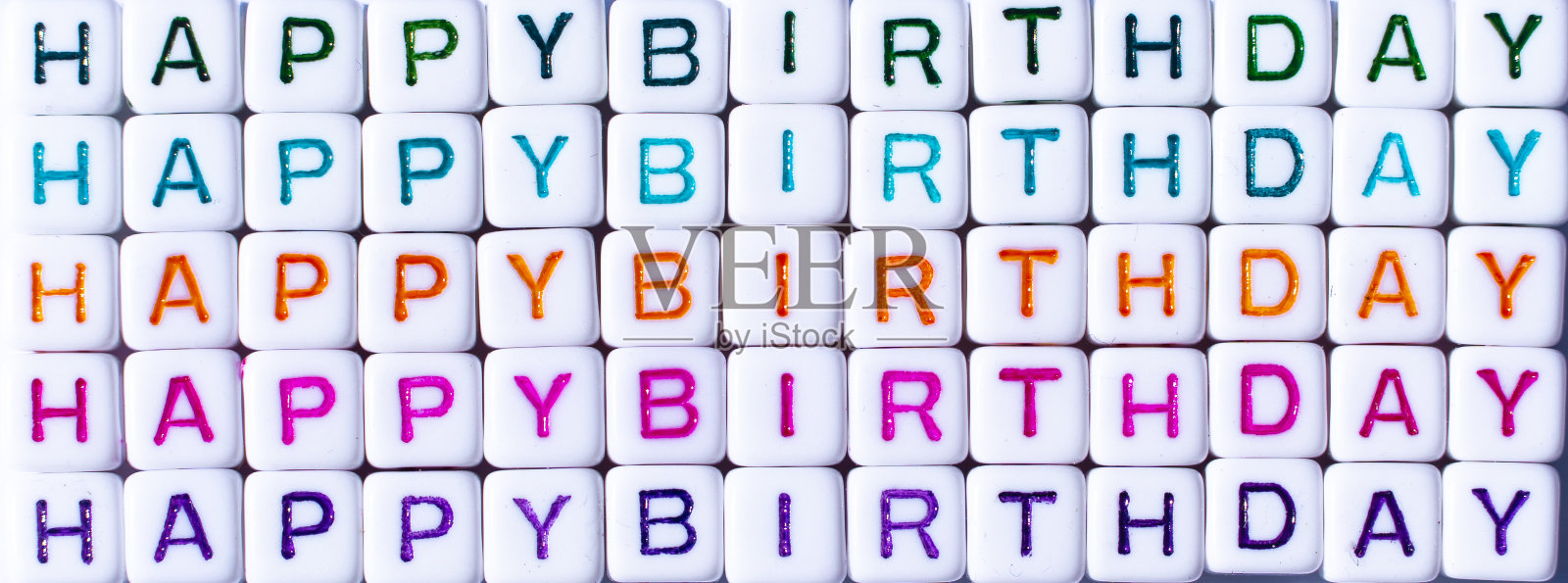 各种颜色的生日快乐立方体照片摄影图片