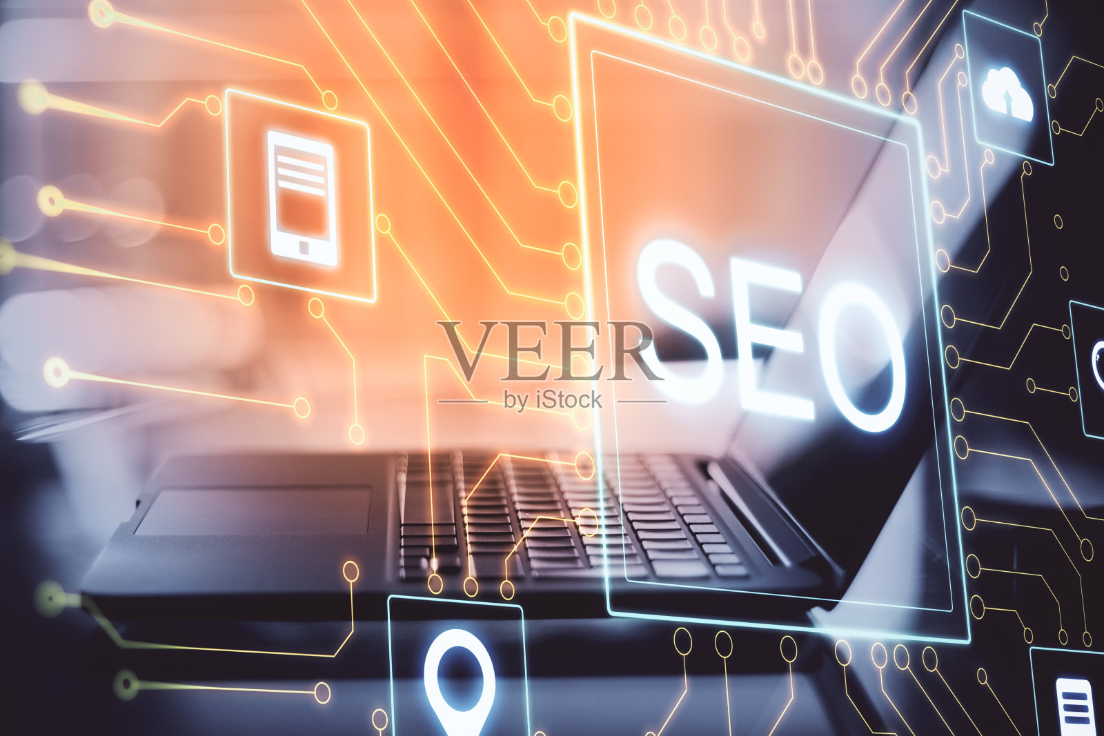 笔记本电脑桌上和创造性的数字搜索引擎优化界面。照片摄影图片