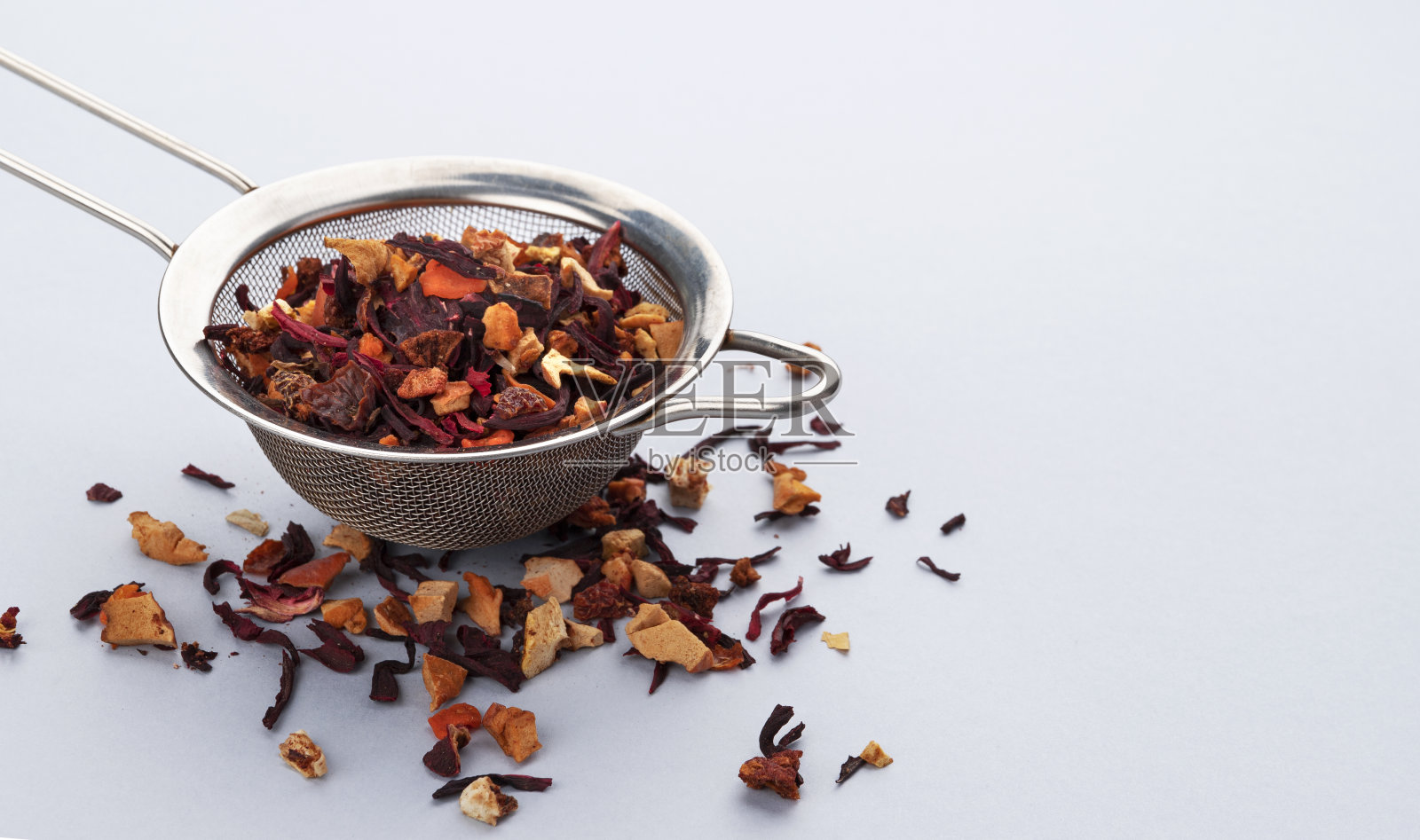 用茶叶、水果和浆果过滤茶叶照片摄影图片