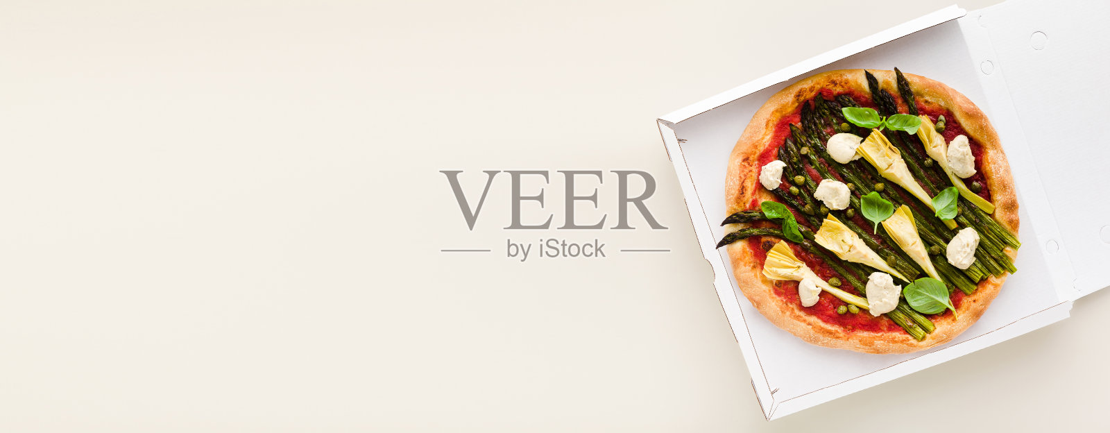 素食披萨的横幅芦笋装在盒子里供送货，广告或菜单照片摄影图片