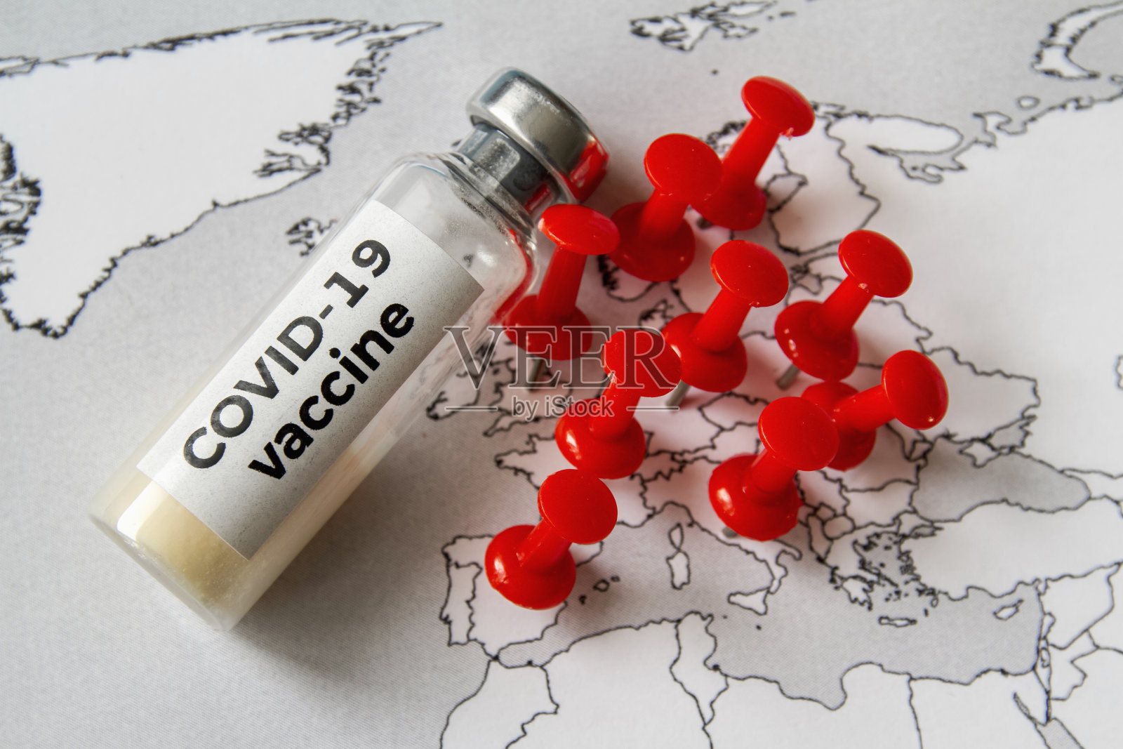 概念上的形象。欧洲地图上用于预防Covid-19的疫苗瓶，用红色图钉钉在Covid-19流行地区。医疗保健和医疗理念。特写镜头照片摄影图片