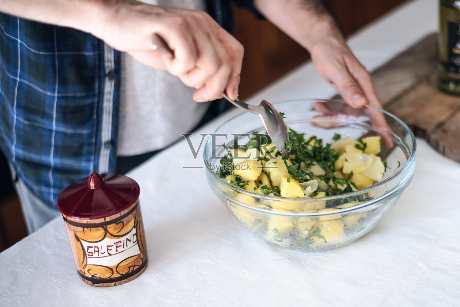 隔离烹饪:一名男子正在做沙拉酱照片摄影图片