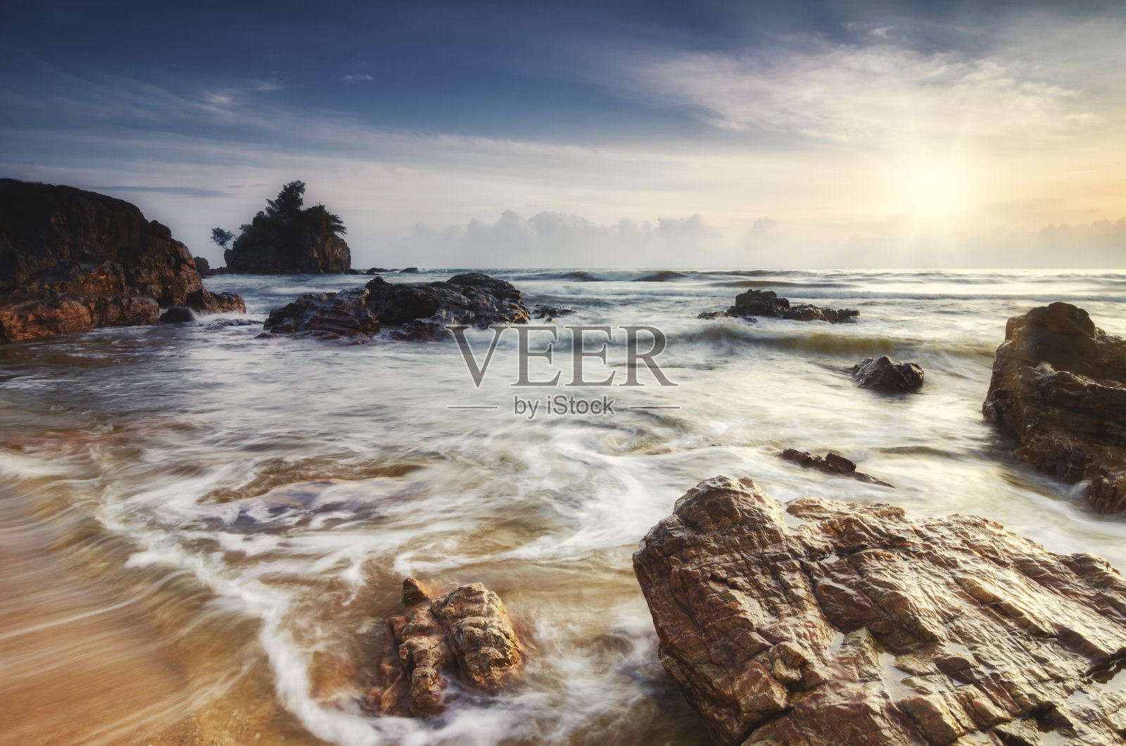 令人惊叹的日落和日出美景与独特的形状的岩石形成和海浪飞溅照片摄影图片