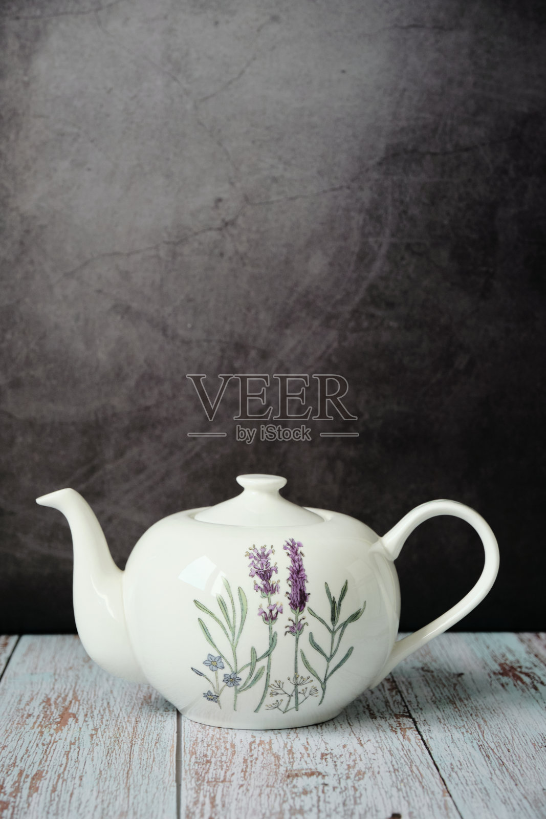 黑色背景木桌上的经典陶瓷茶壶的细节。本空间照片摄影图片