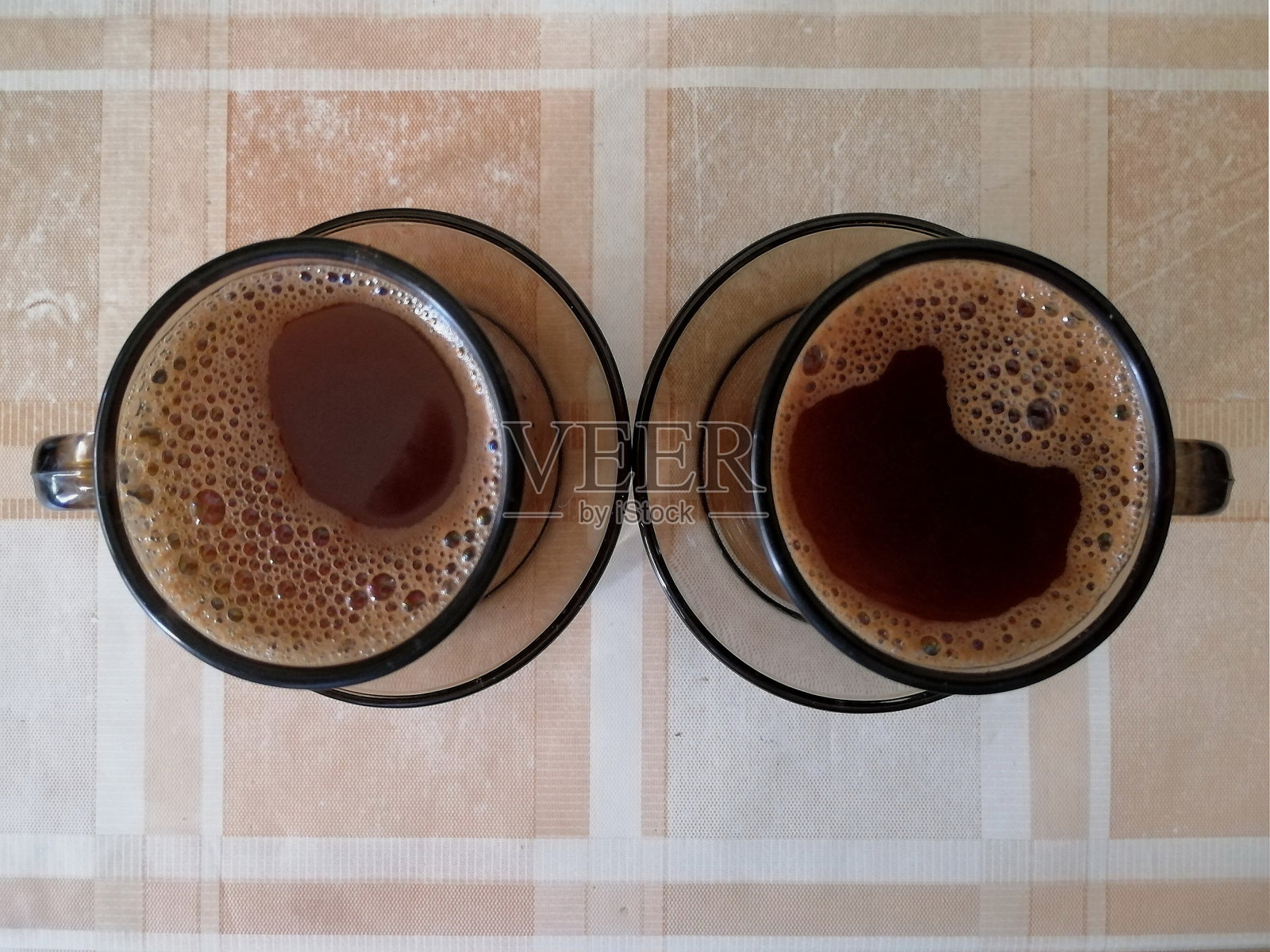 桌上放着两杯咖啡照片摄影图片