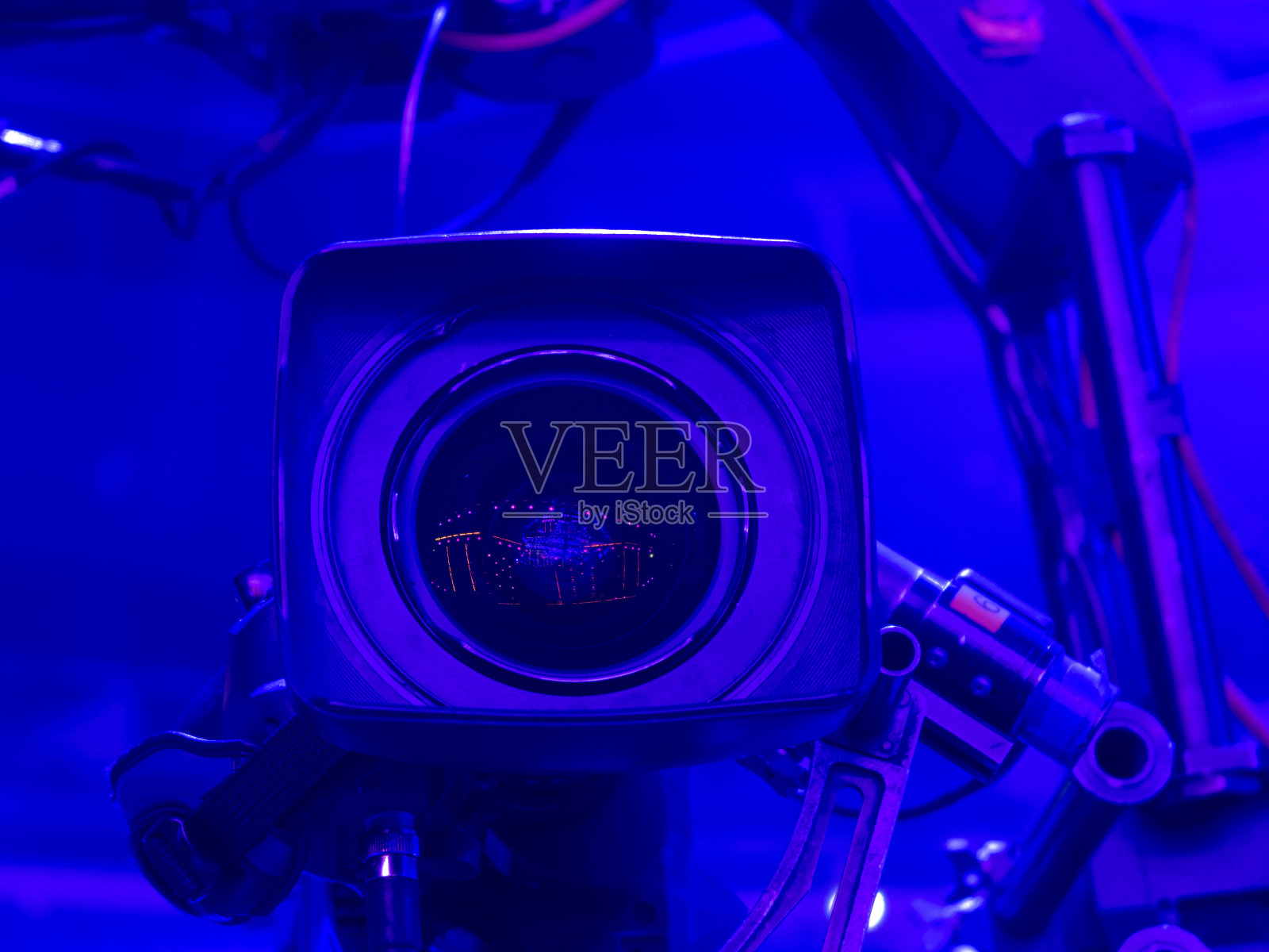 在音乐厅里的电视摄像机。数字电视摄像机。照片摄影图片