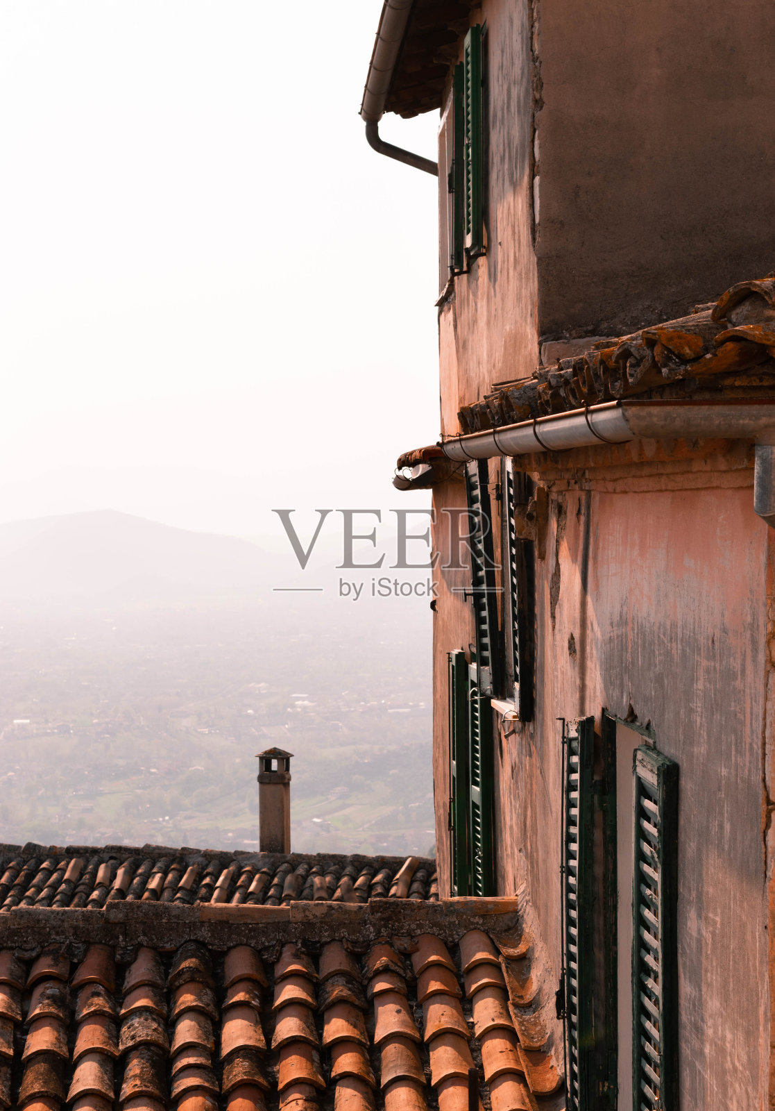 传统的意大利老房子绿色百叶窗-维罗利，意大利照片摄影图片