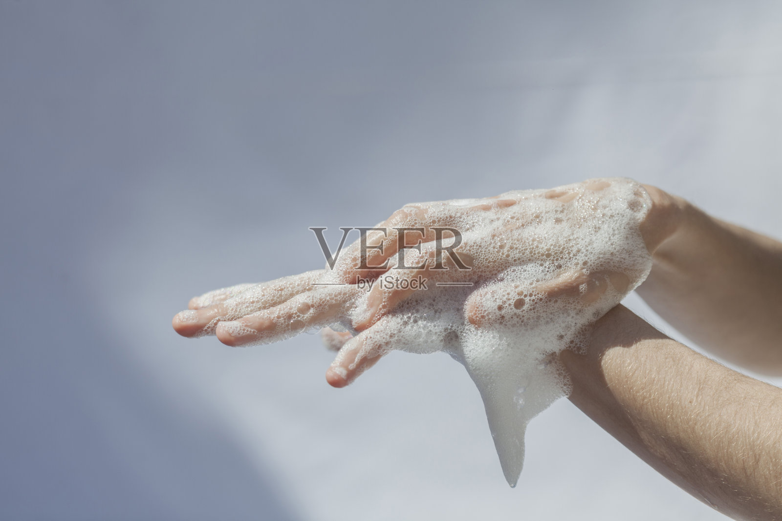 一个女人洗手的特写照片摄影图片