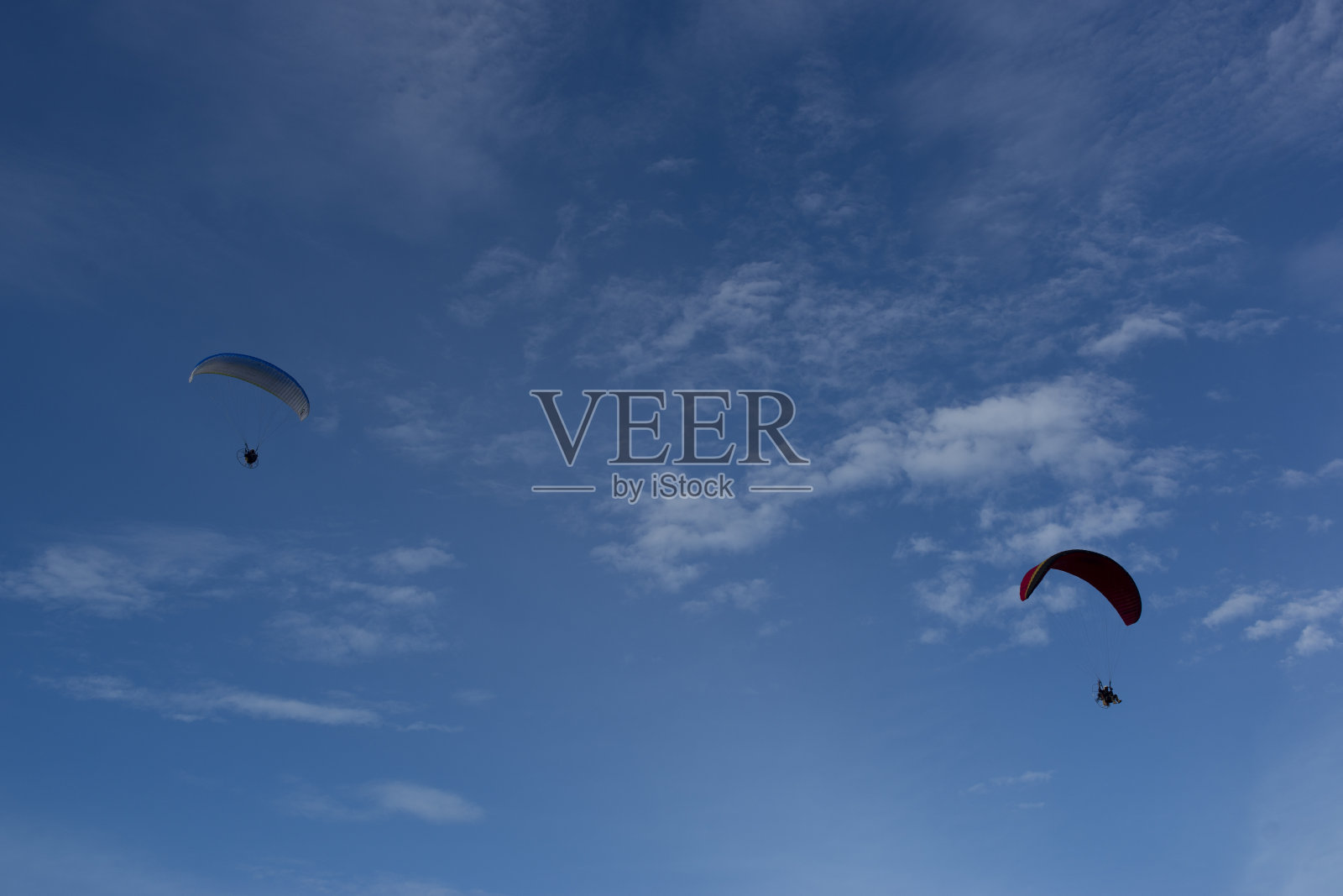 剪影的滑翔伞飞行在天空的背景照片摄影图片