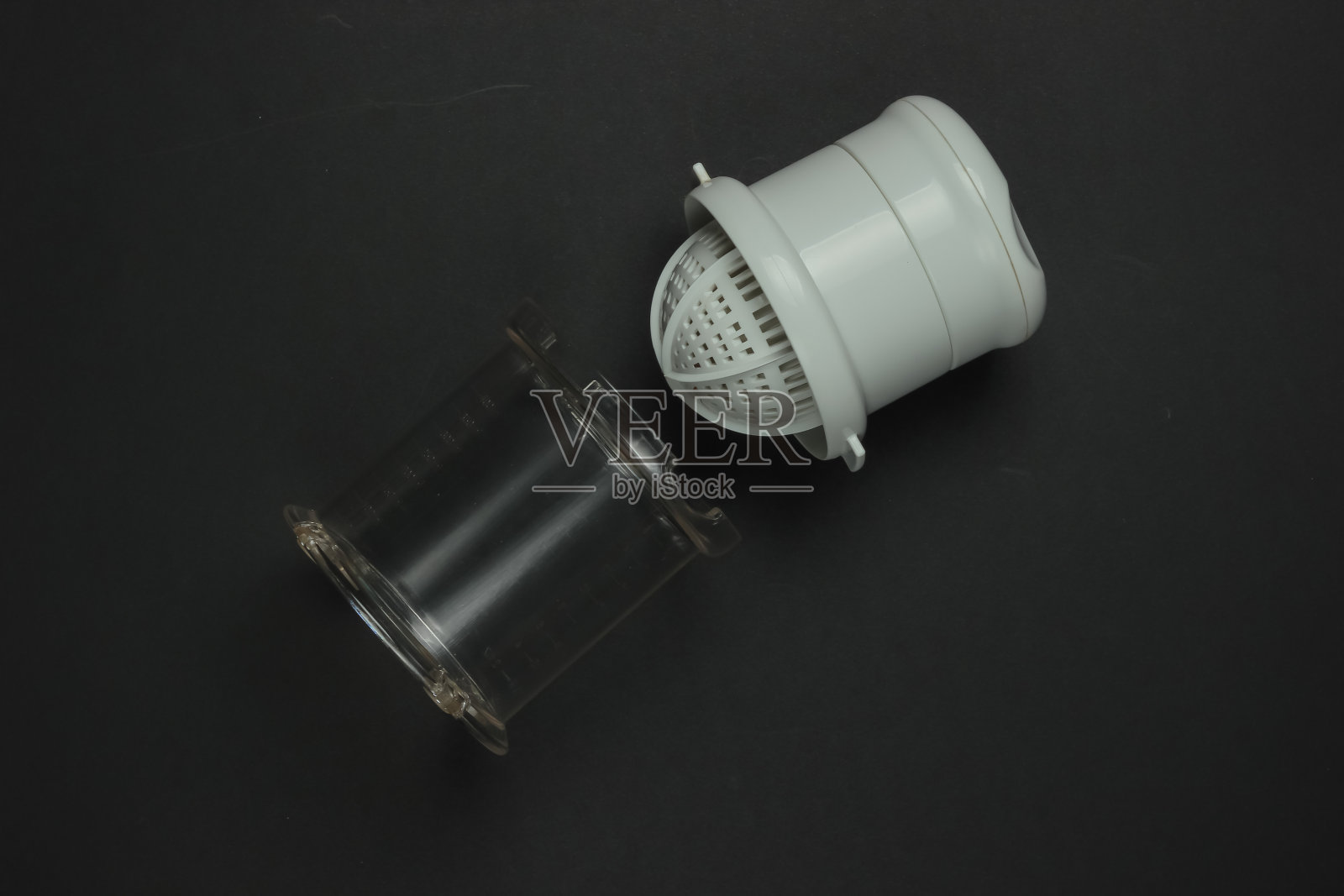 黑色背景的塑料手动榨汁机。俯视图照片摄影图片