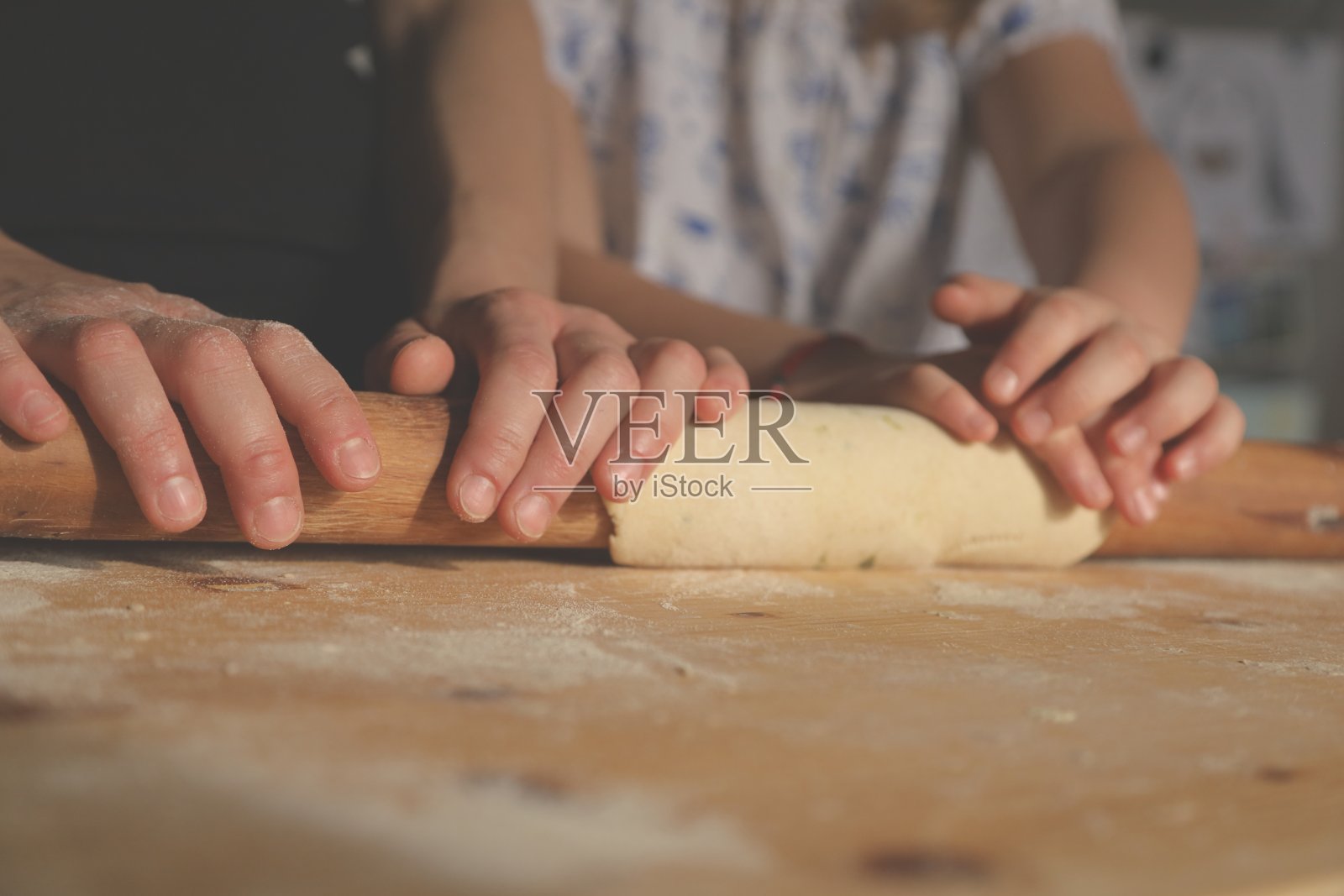 传统的馄饨准备-意大利手工意大利面照片摄影图片