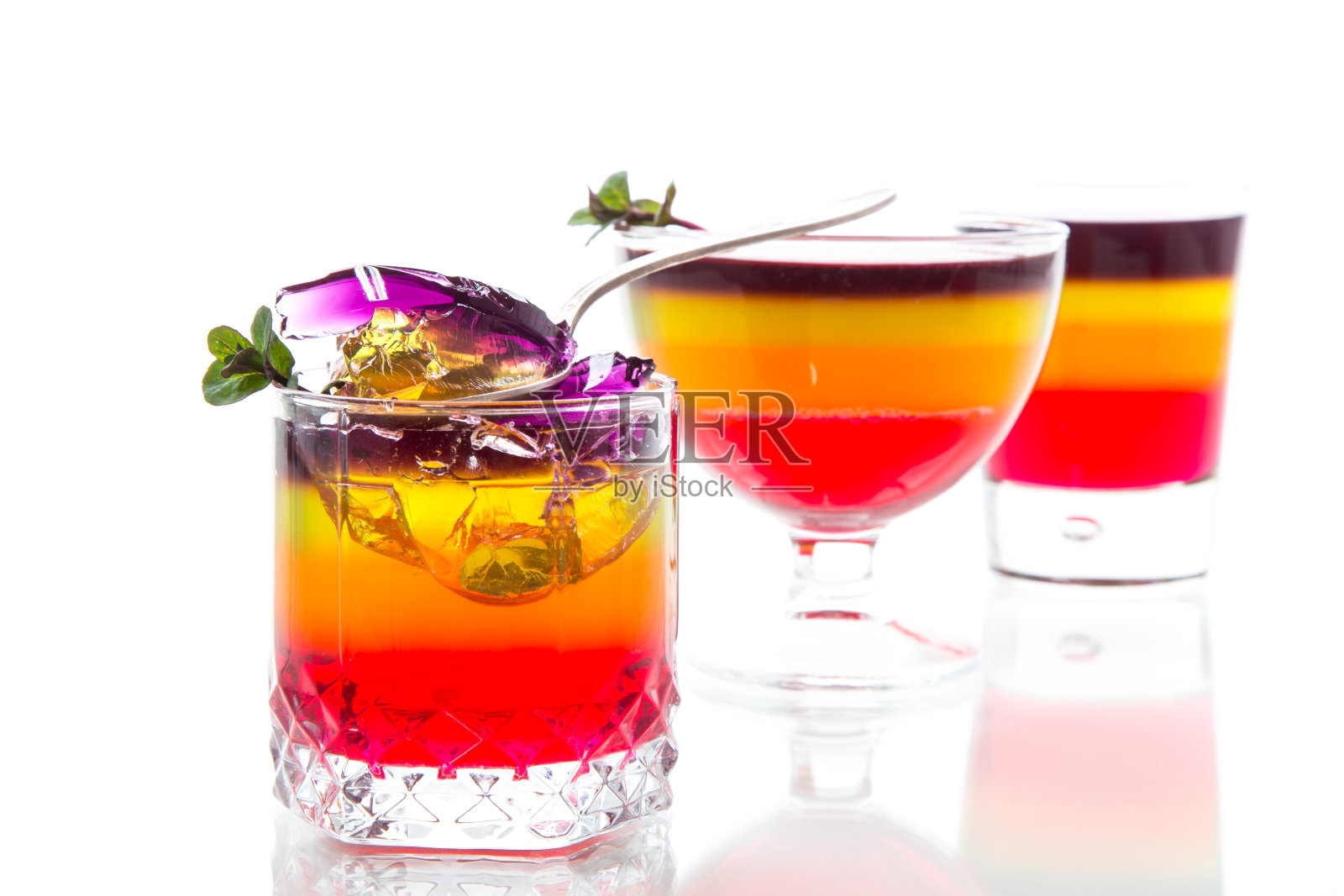 甜的多色水果泡芙果冻在一个玻璃杯照片摄影图片