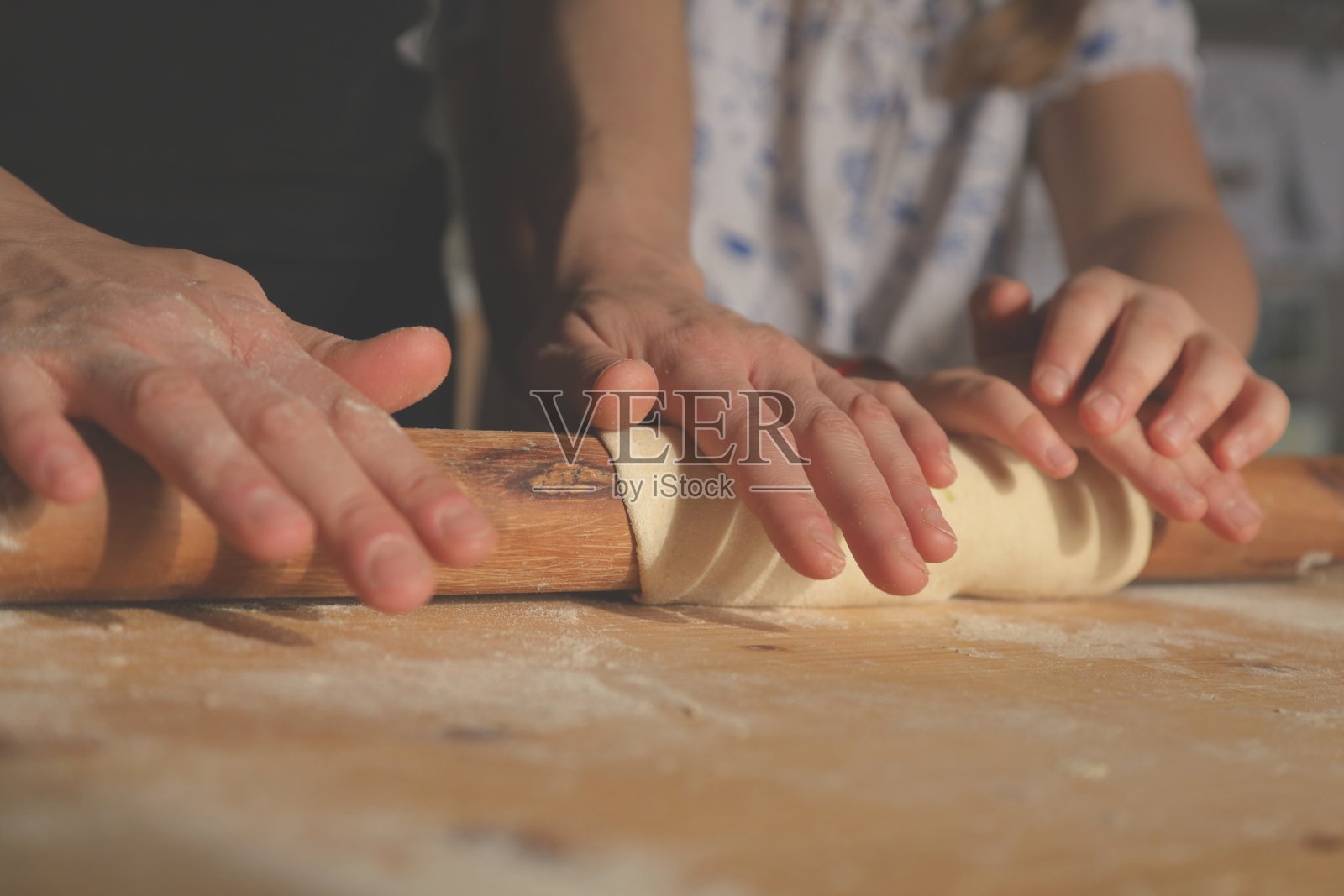 传统的馄饨准备-意大利手工意大利面照片摄影图片