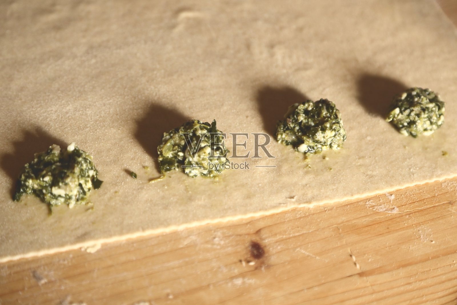 传统的馄饨准备-意大利手工意大利面照片摄影图片