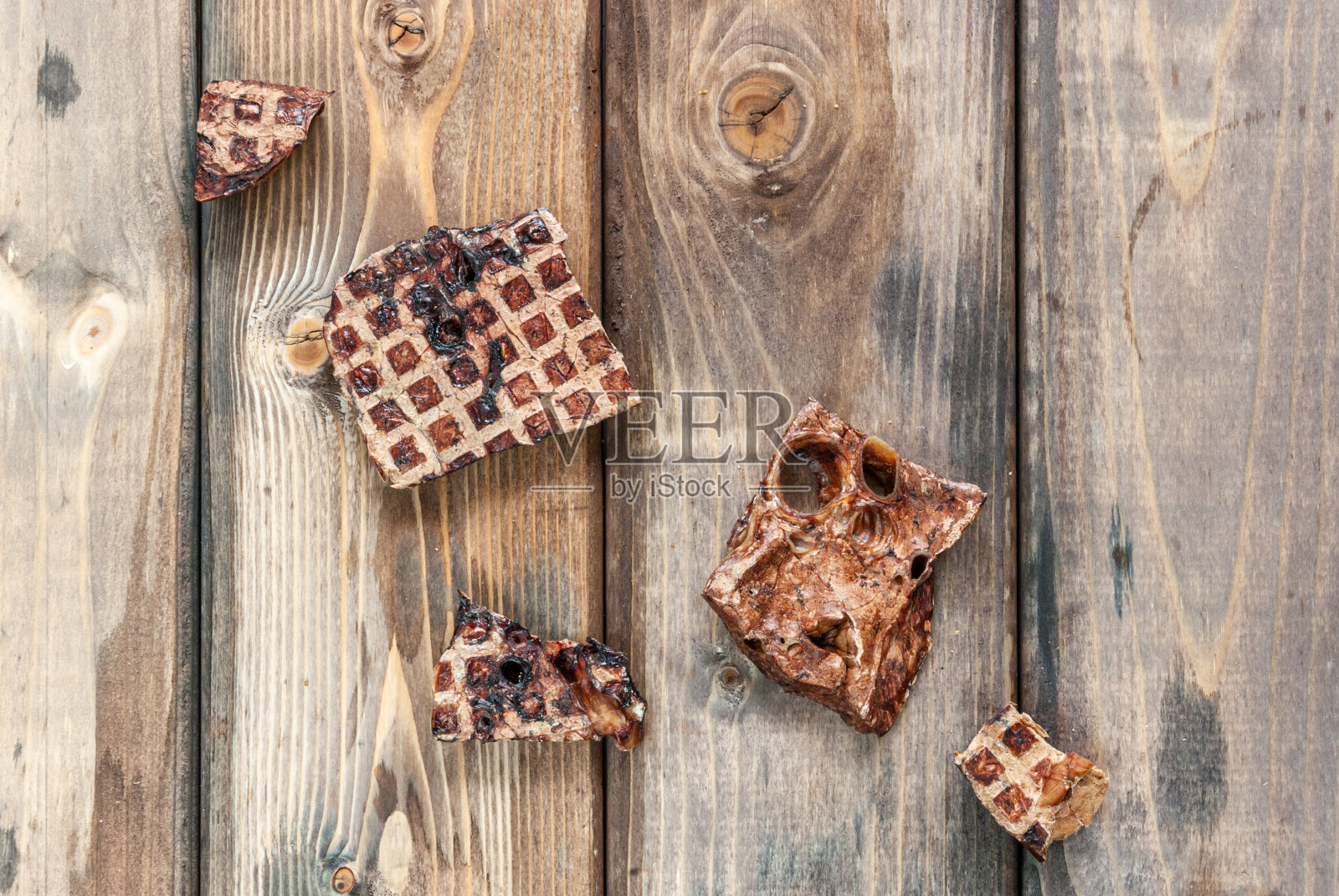 狗的干货——木桌上的牛肉肺。宠物食品照片摄影图片