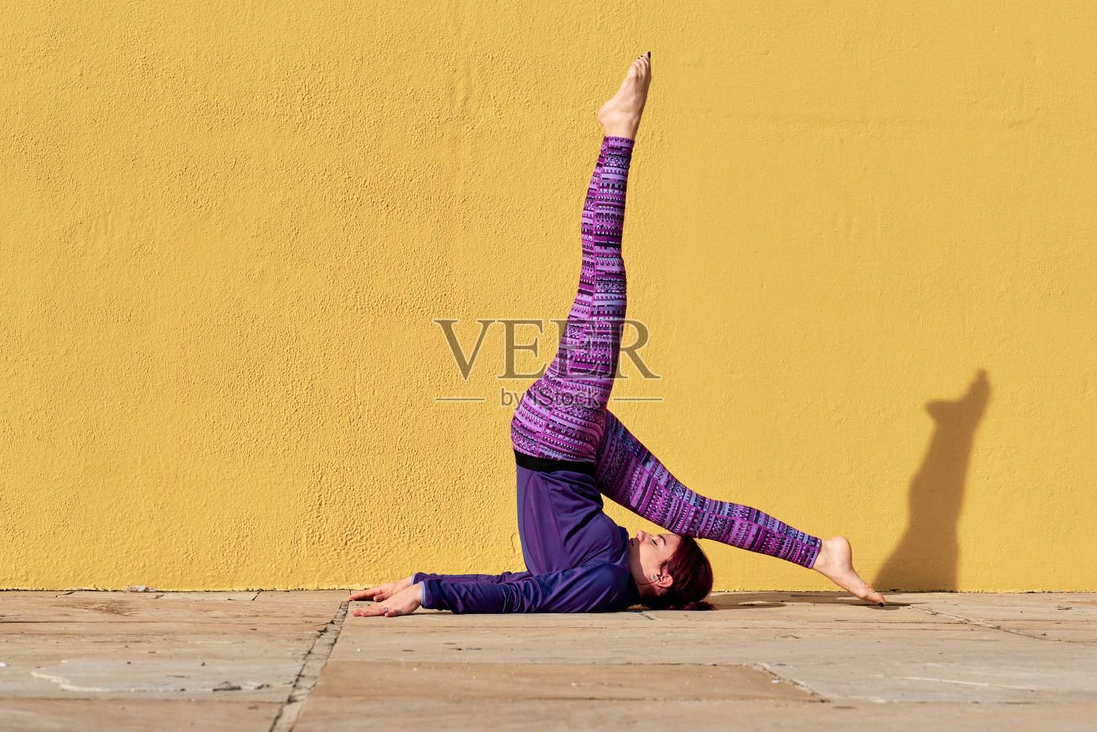 一个年轻女子在户外做普拉提——健身概念照片摄影图片