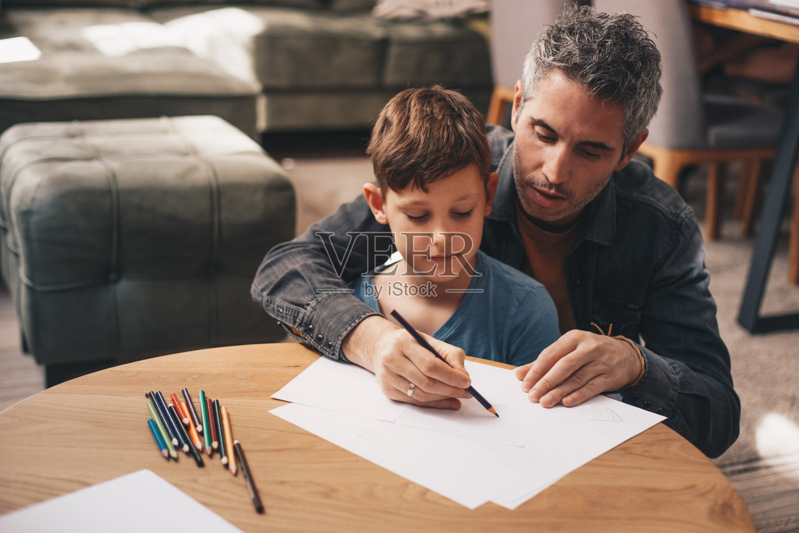 兴奋的男人和男孩在快乐地画画照片摄影图片