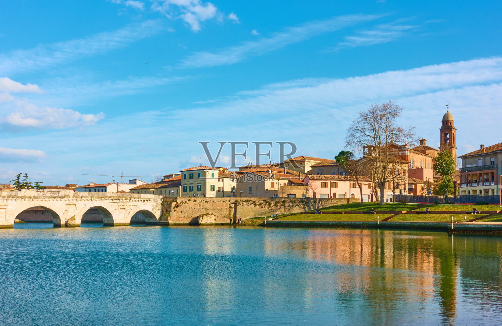 里米尼古城和提比略桥照片摄影图片