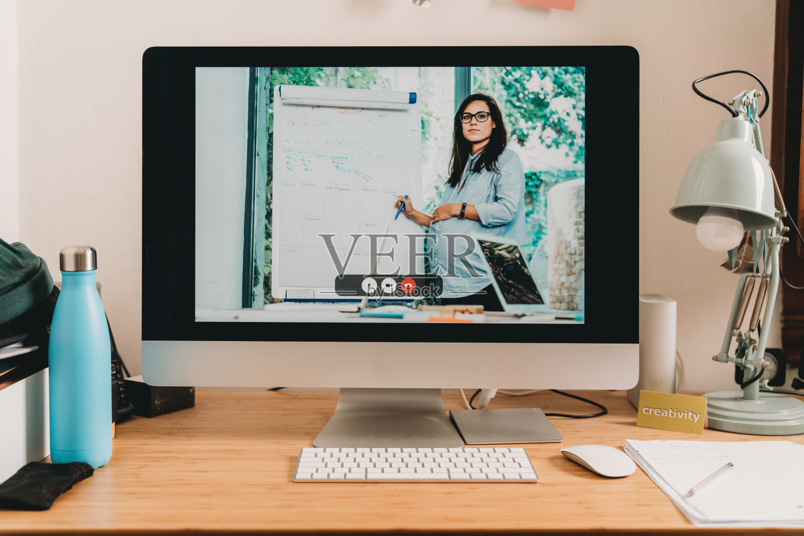 桌面PC与孕妇有一个远程会议照片摄影图片