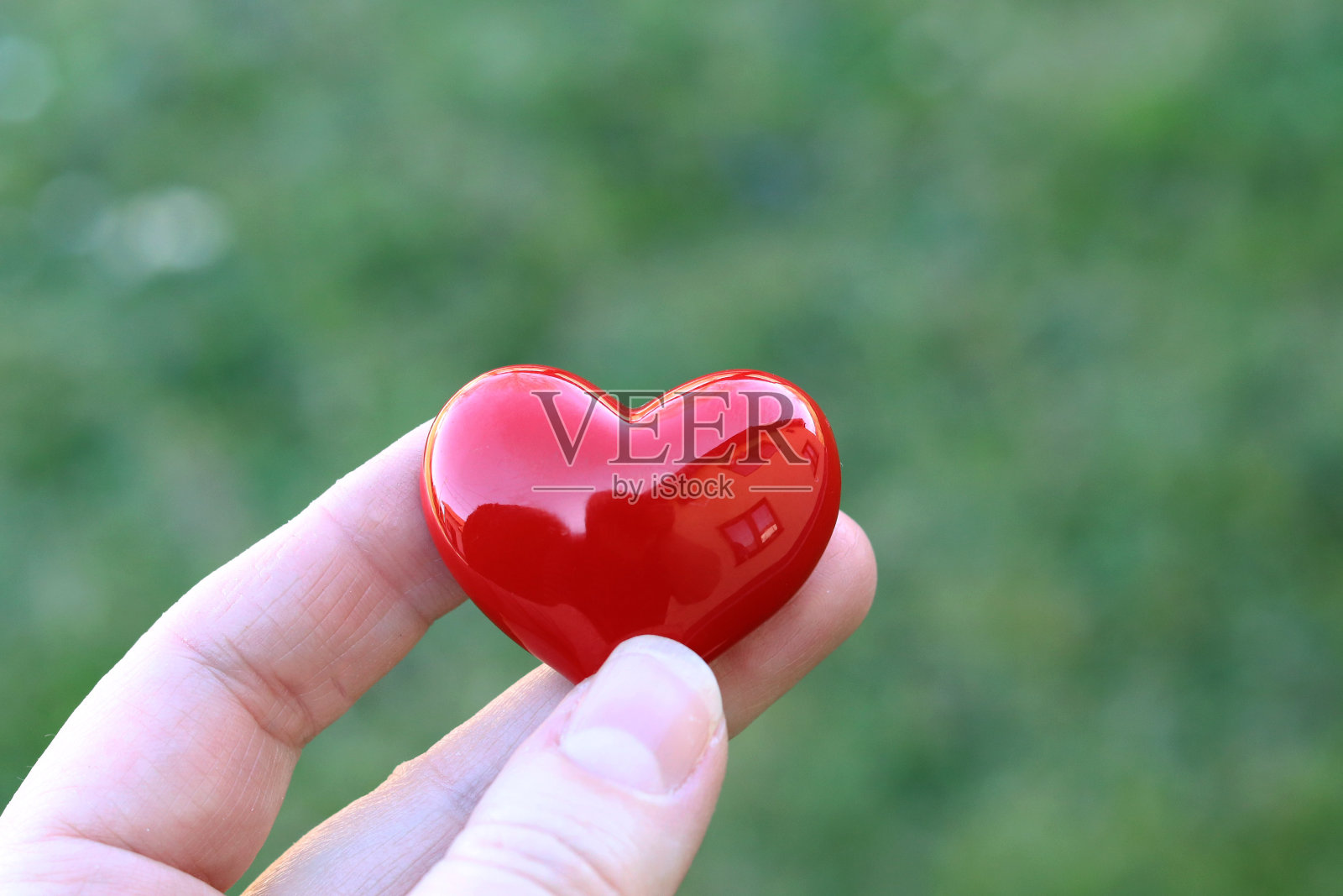 手里拿着小红心照片摄影图片