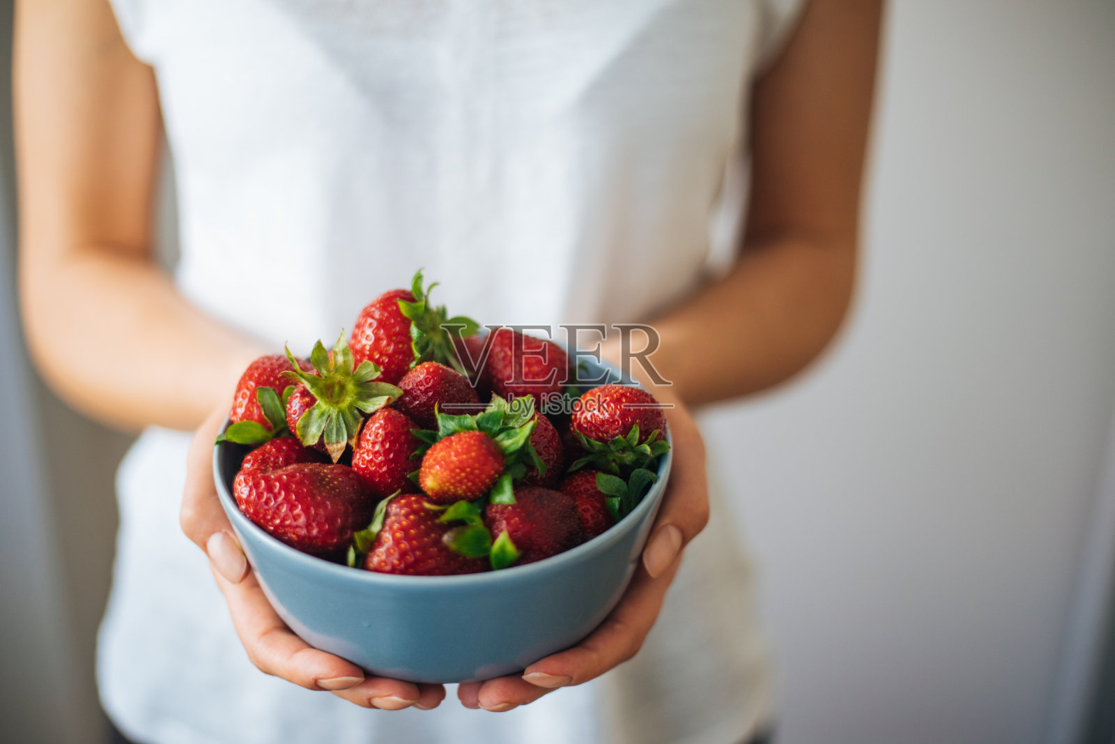 年轻女子吃草莓照片摄影图片