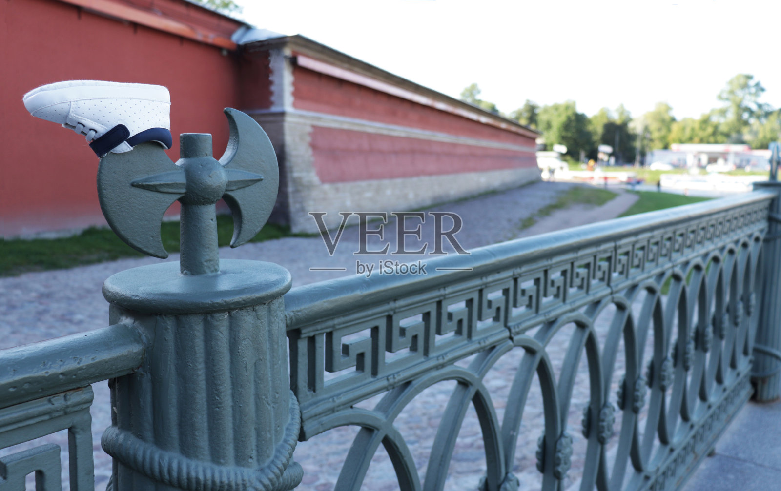 一只儿童鞋放在桥的古老栏杆上照片摄影图片