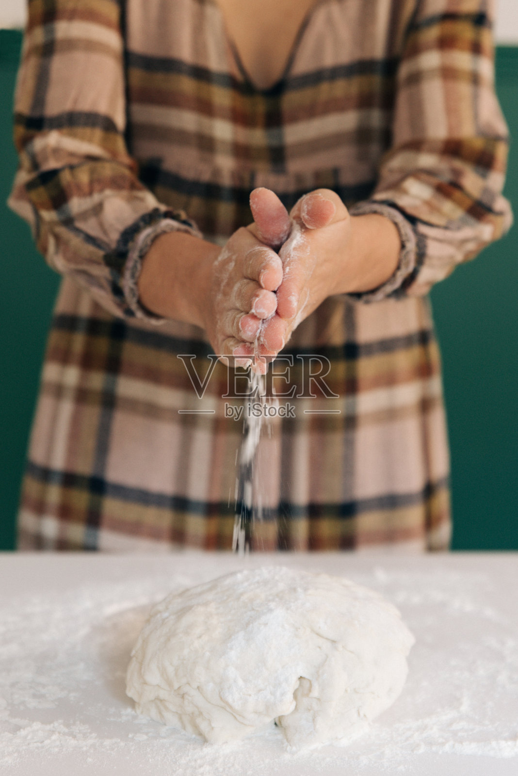 妇女为她的家准备手工面团做面包，自制烹饪。照片摄影图片