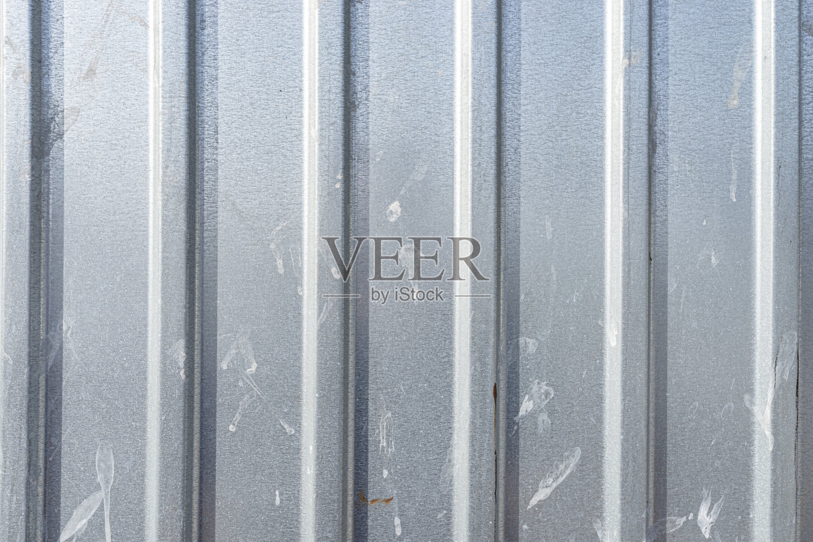 真正的背景是由车库的金属薄片制成的，由太阳照明。照片摄影图片