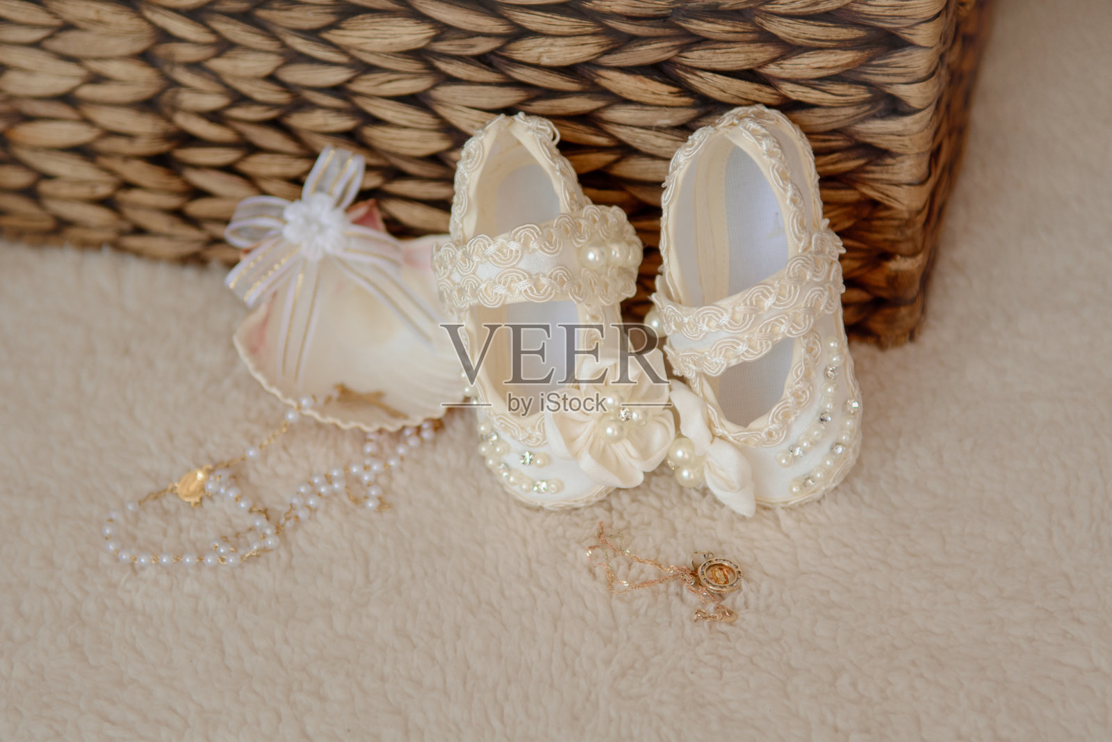 有圣母玛利亚像的金坠子照片摄影图片