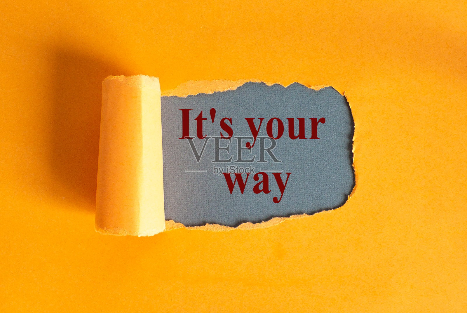 文字是你的方式出现在撕破的黄纸后面。照片摄影图片