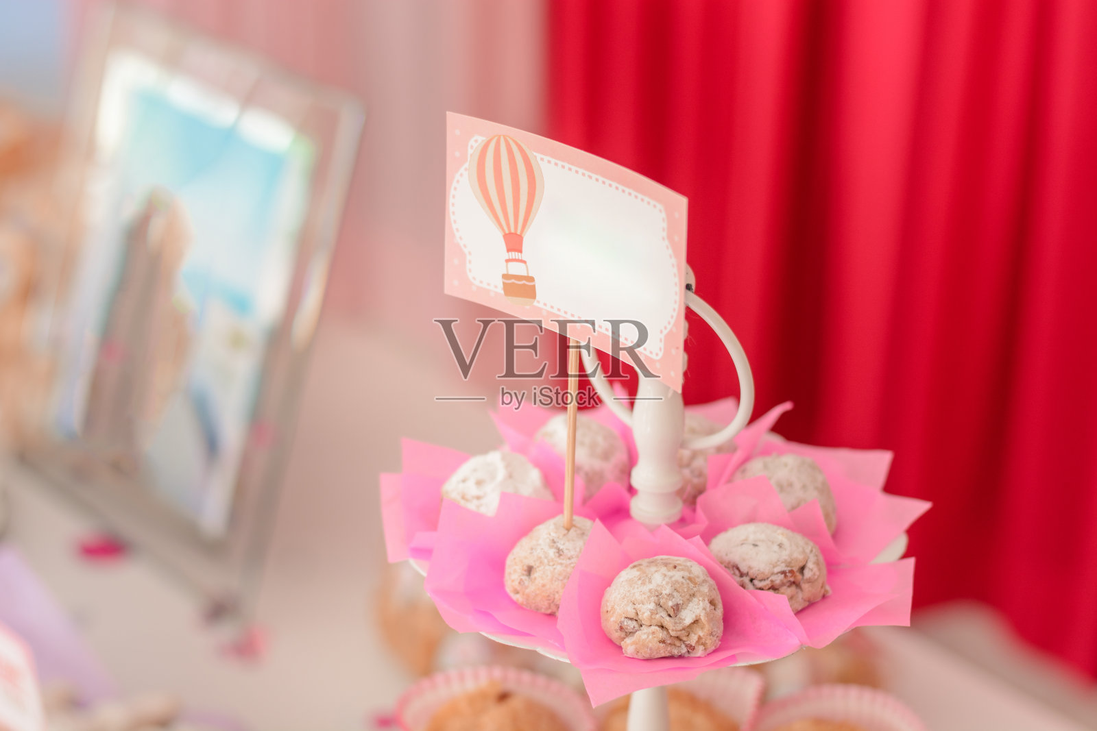 烤盘上刚烤好的黄色饼干。照片摄影图片