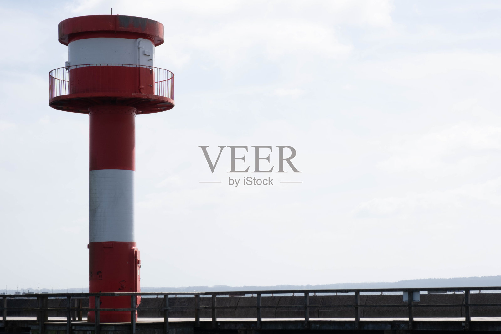 欧洲城市海边的一座红色古老灯塔照片摄影图片