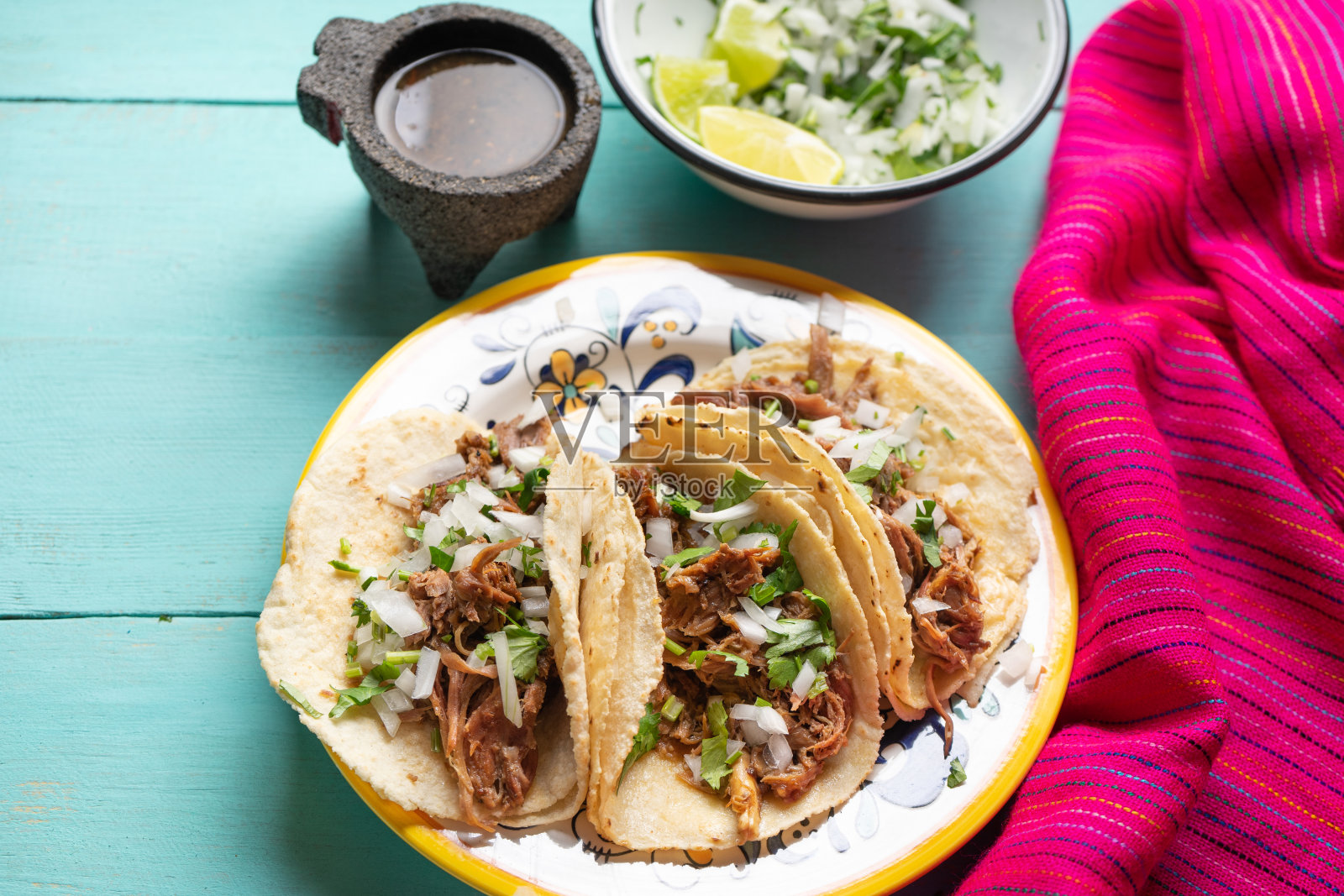 墨西哥慢煮的羔羊玉米饼也叫在绿松石背景barbacoa照片摄影图片