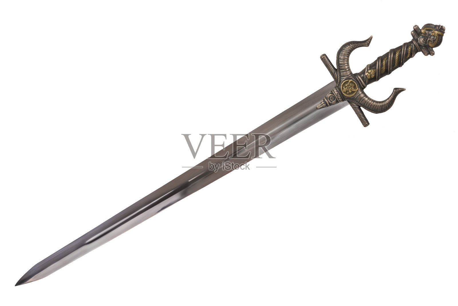 剑按对角线排列，孤立在白色背景上。照片摄影图片