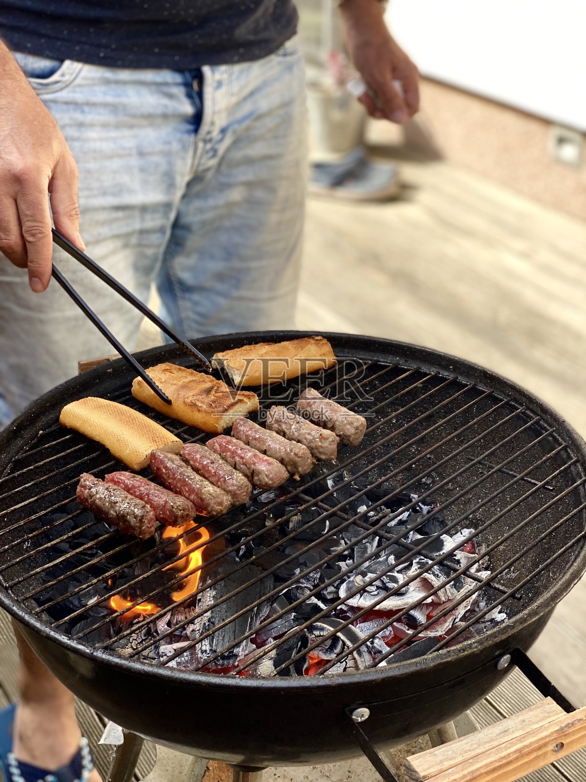 男子准备烧烤照片摄影图片