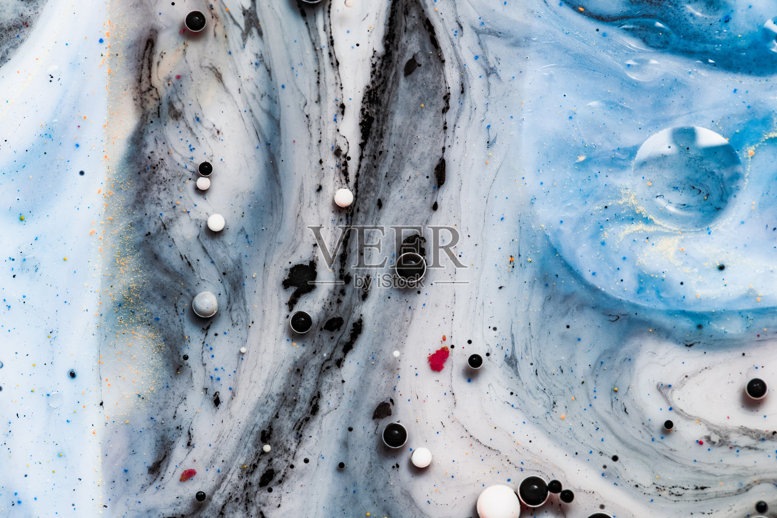 鲜艳多彩的丙烯酸漆。宏观结构的彩色气泡涂料和油。照片摄影图片