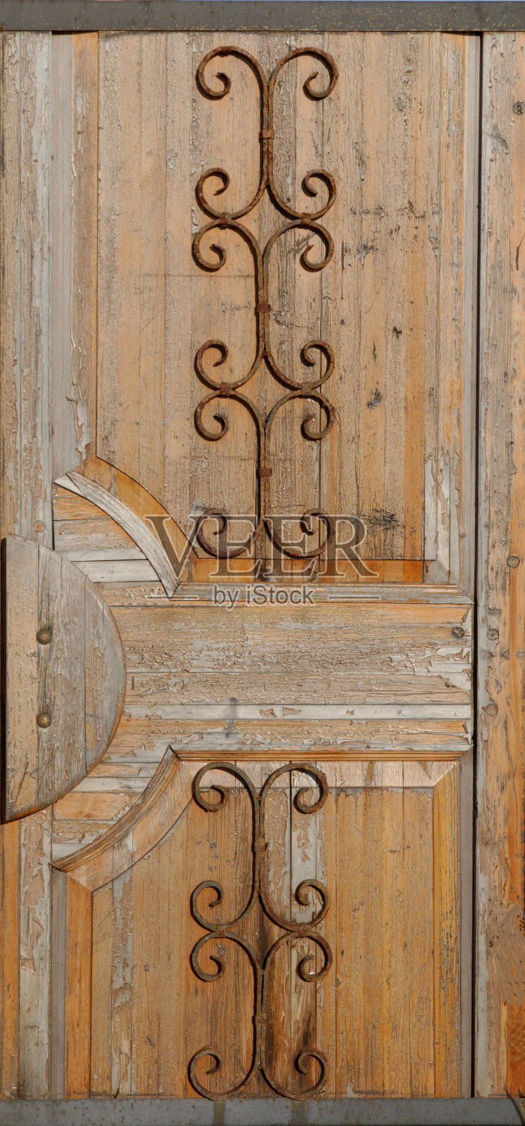 油漆剥落的老式门。照片摄影图片