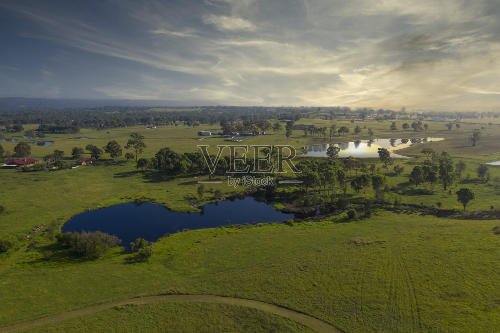 灌溉湖农村大面积绿色农田上的灌溉湖照片摄影图片