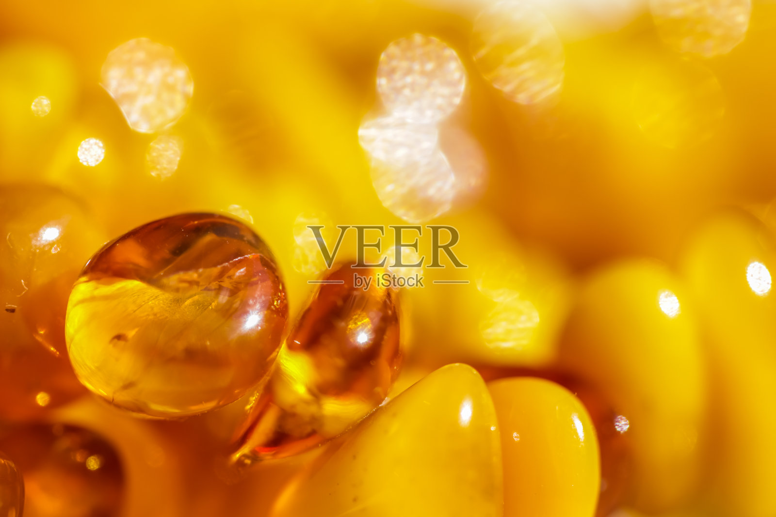 阳光下的火琥珀珠。天然宝石背景，珠宝概念照片摄影图片