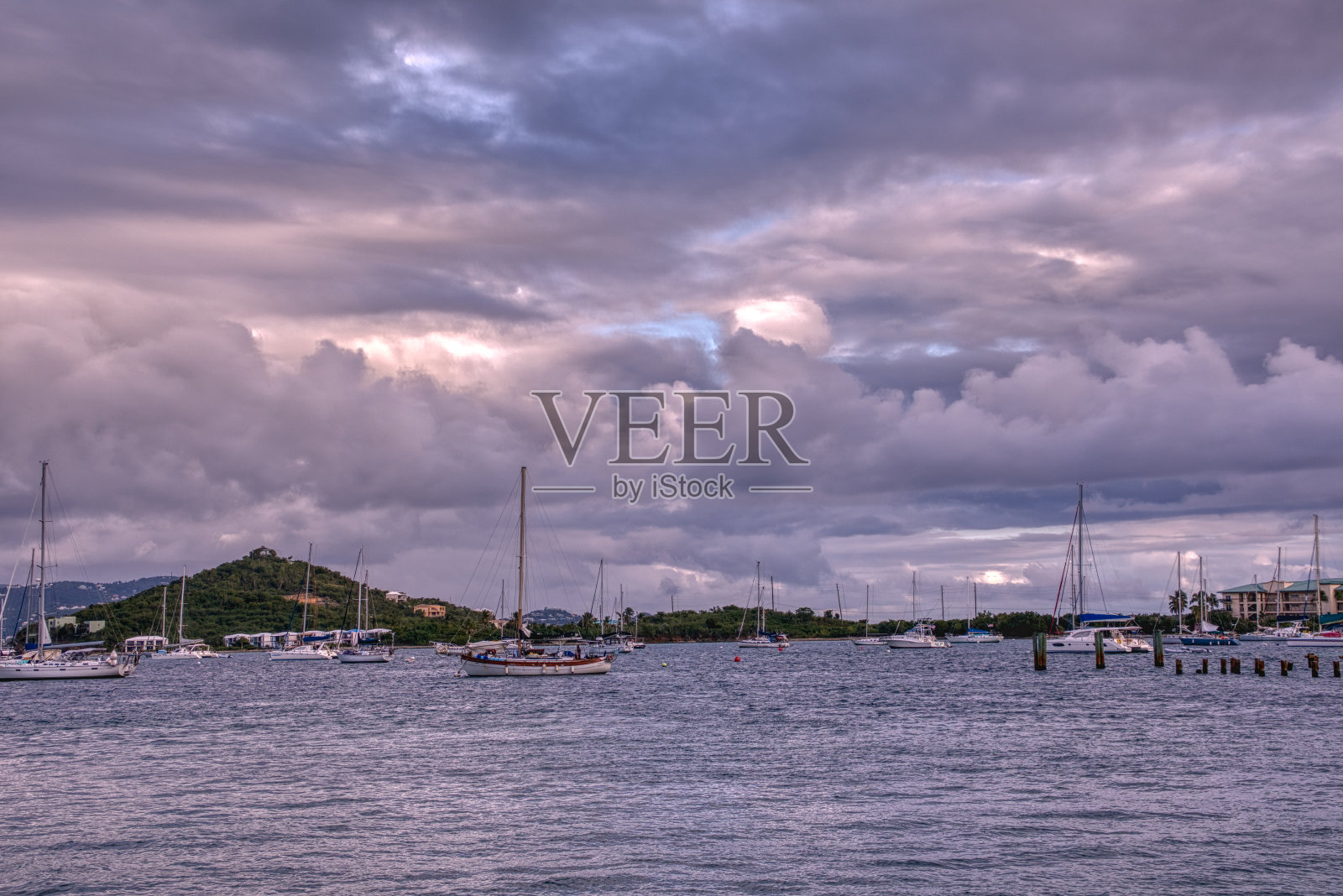 红钩是维尔京群岛圣托马斯岛东部的一个港口小镇照片摄影图片