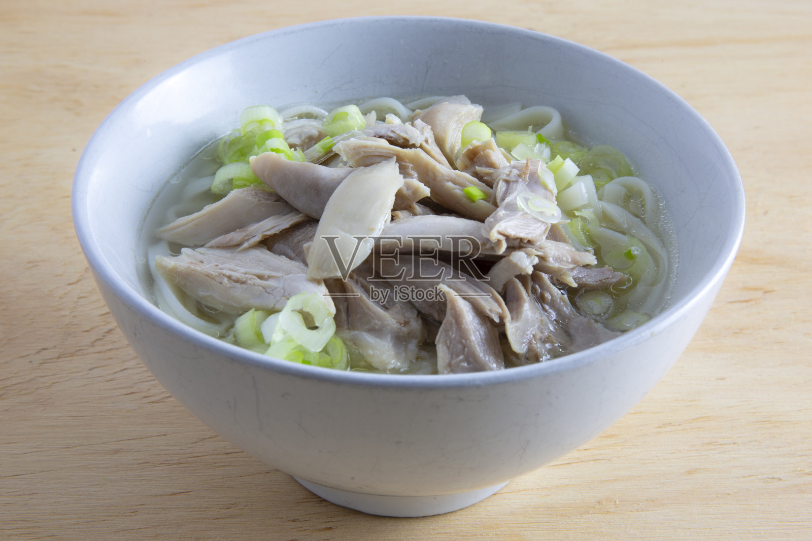 鸡肉面条汤照片摄影图片