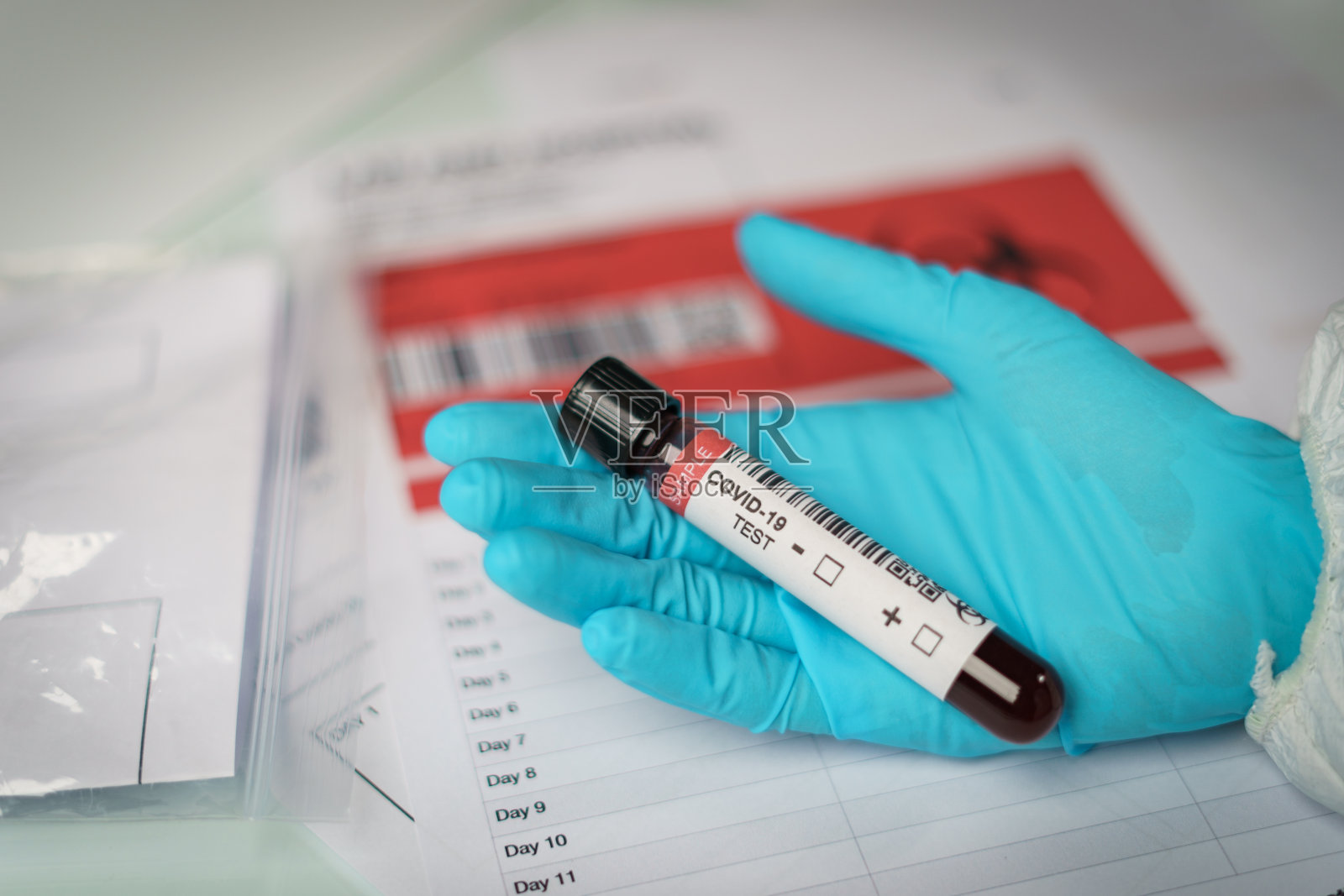 冠状病毒检测，手持一管冠状病毒(COVID-19)血液检测样本。照片摄影图片