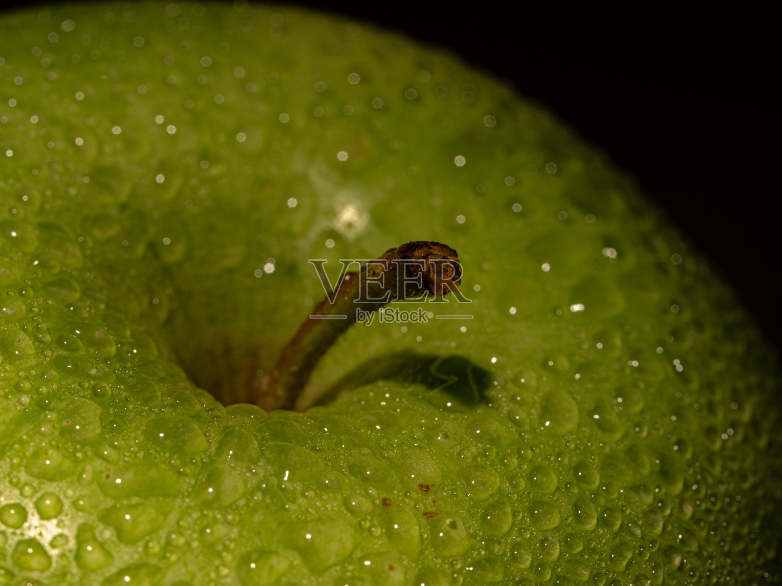一个绿苹果和水滴的微距细节照片摄影图片