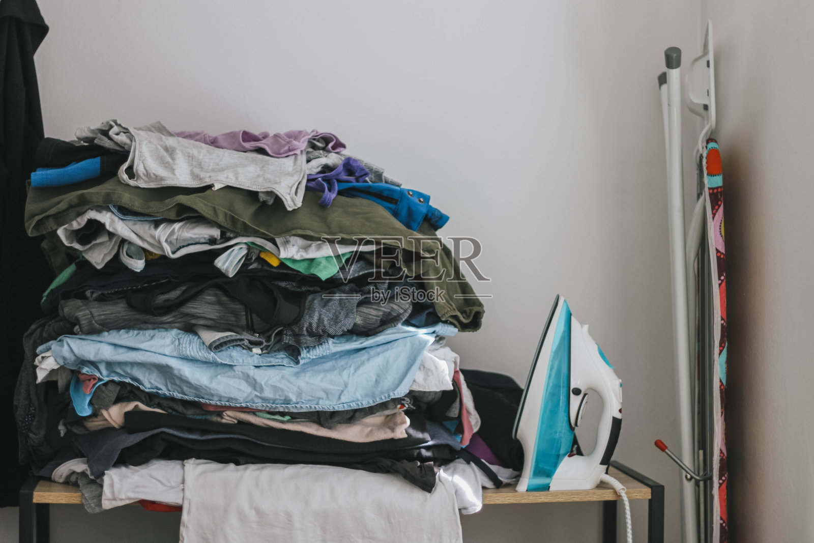 一堆衣服和熨斗照片摄影图片
