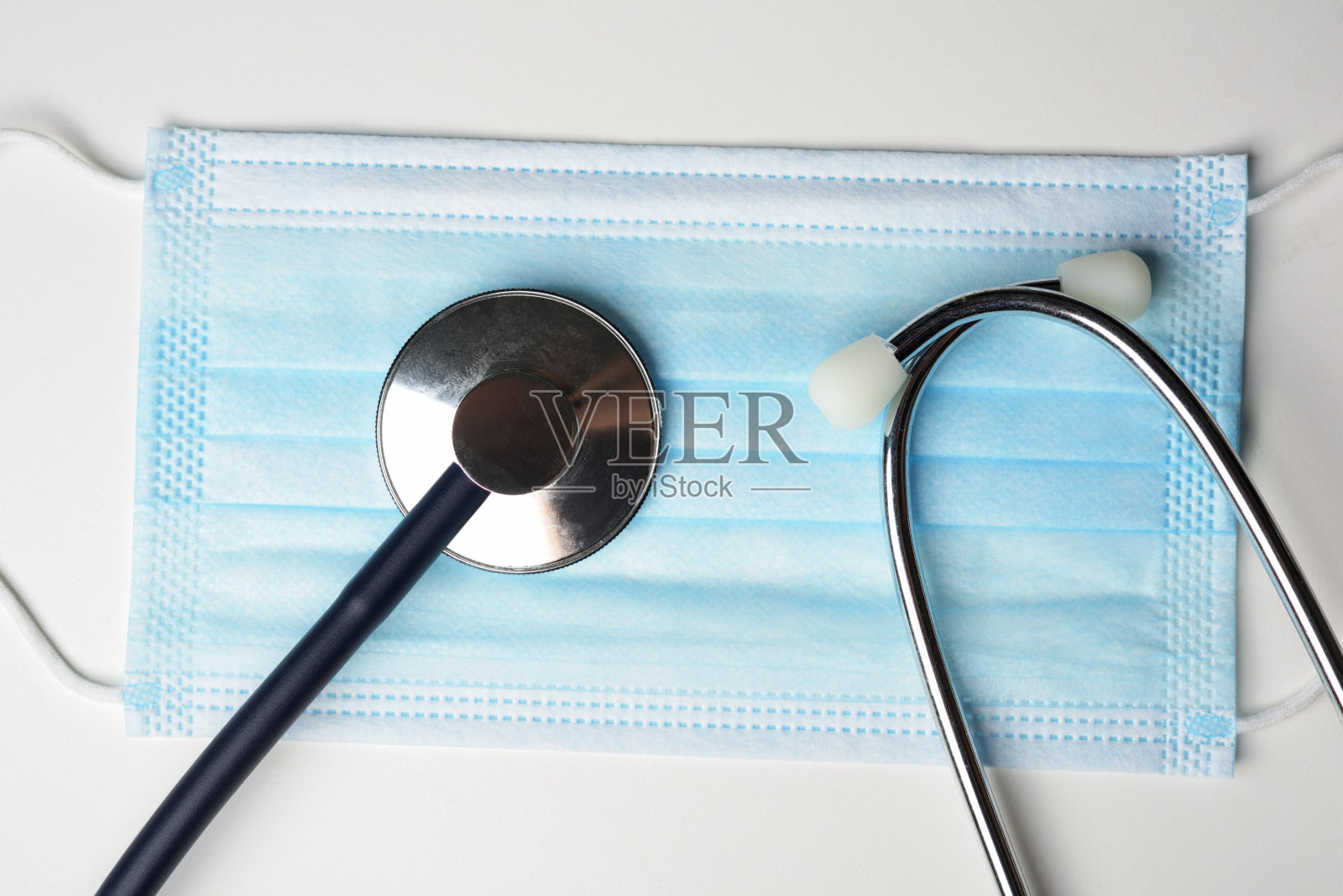 外科口罩上的听诊器照片摄影图片
