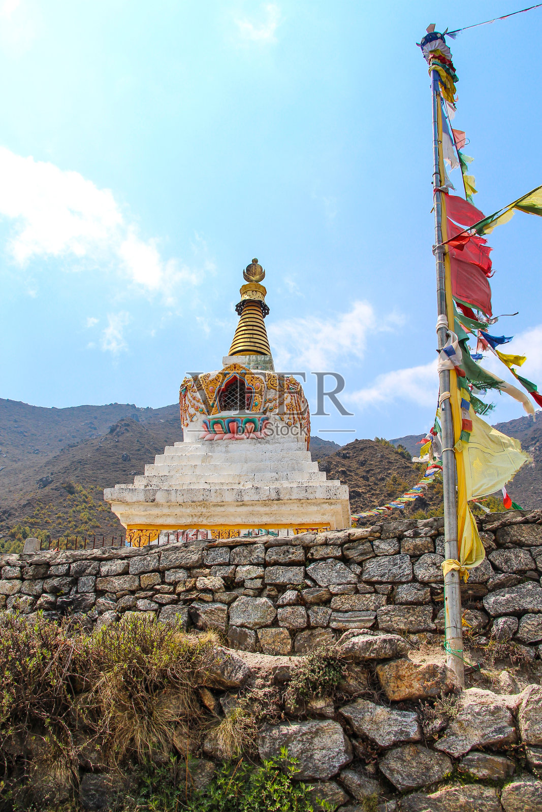 典型的白色石制藏传佛教佛塔照片摄影图片