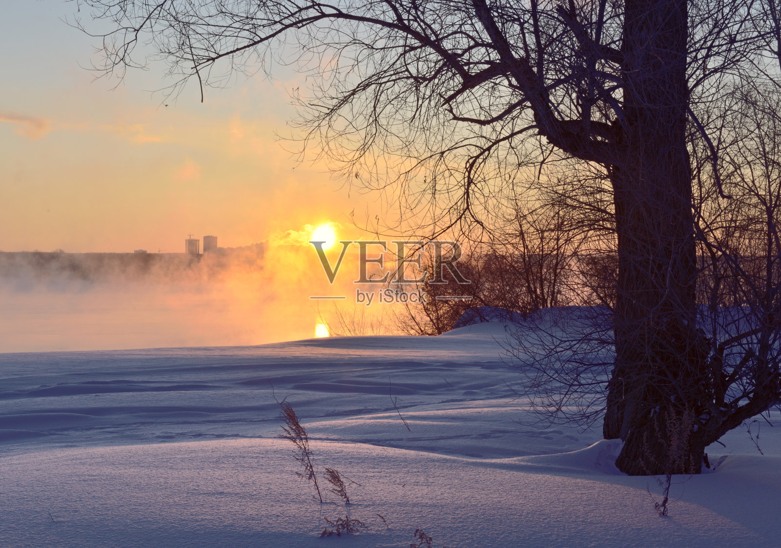 白雪覆盖的鄂毕河岸边的日出照片摄影图片
