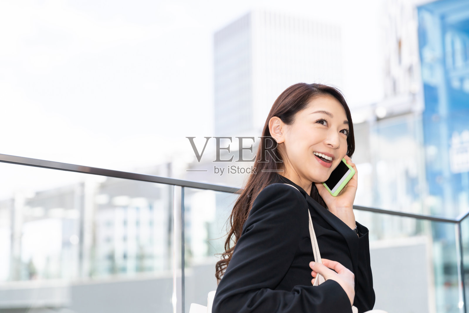 在电话中交谈的亚洲妇女照片摄影图片