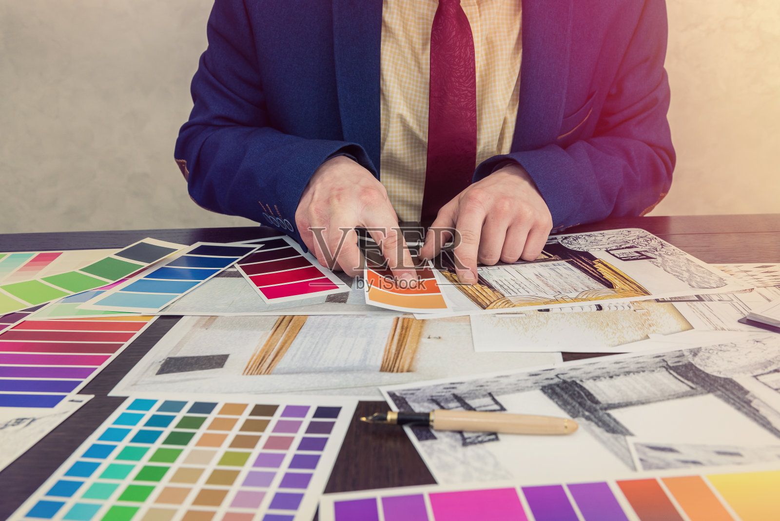 家庭设计师工作在办公室房子素描与色彩目录梦想现代装修公寓。建筑房屋平面图及颜色样本照片摄影图片