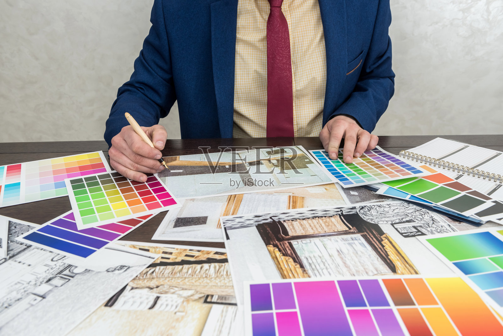 商人选择他的现代公寓装修后的颜色照片摄影图片